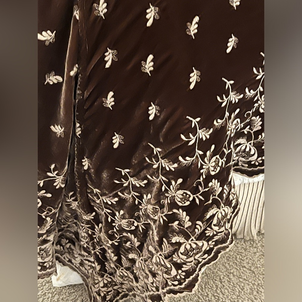 BELLA NOTTE LINEN, EMBROIDERED VELVET SILK BLEND BED COVERLET QUEEN SIZE - Picture 8 of 12